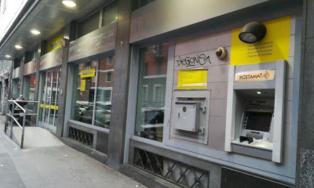 Rapina alle poste di via Rubens armato di taglierino: un cliente reagisce colpendo il ladro con un pugno