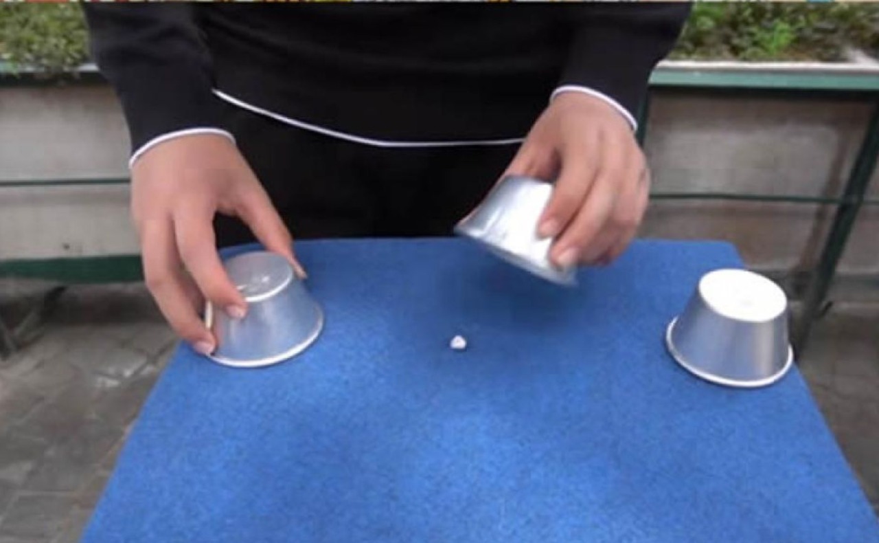 Col “gioco delle tre campanelle” truffano per 500 euro un turista nel centro cittadino: arrestati tre rumeni in via Dante