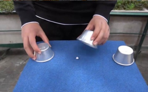 Col “gioco delle tre campanelle” truffano per 500 euro un turista nel centro cittadino: arrestati tre rumeni in via Dante