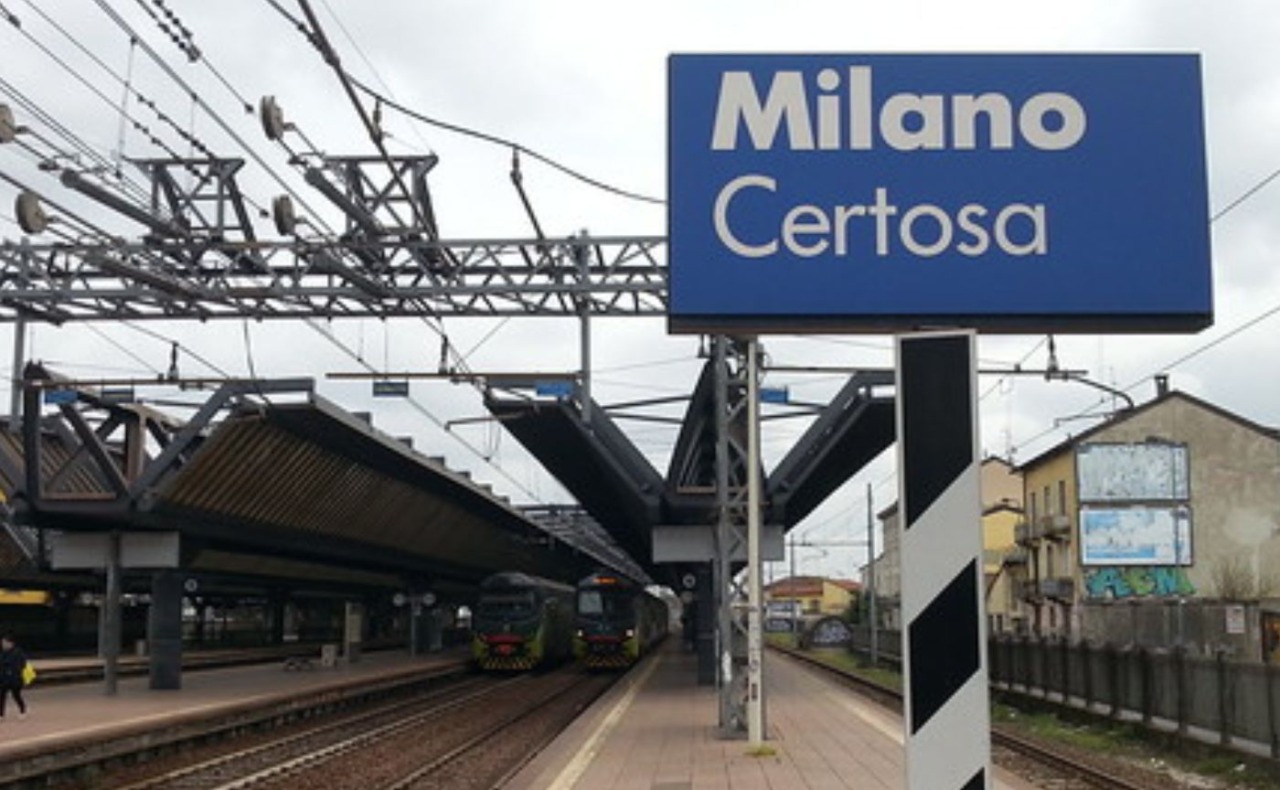 Una banda di 10 persone lo circondano e lo accoltellano in stazione a Milano Certosa: 22enne muore nella notte in ospedale