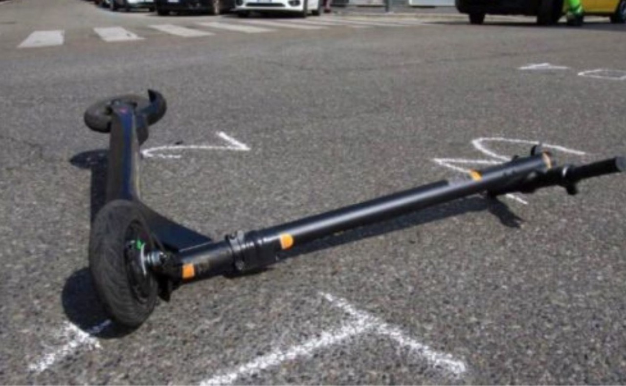 Incidente in via Litta Modignani: 16enne perde il controllo del monopattino elettrico e rovina a terra