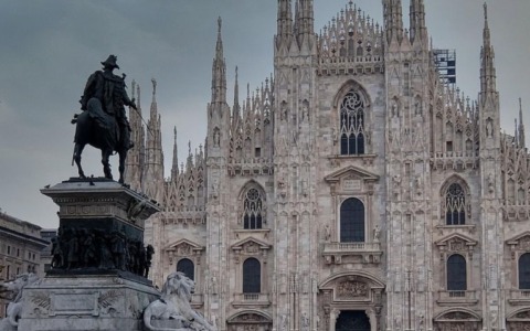 In piena notte si arrampica sulla statua di Vittorio Emanuele in piazza Duomo per disarcionare il re dal cavallo