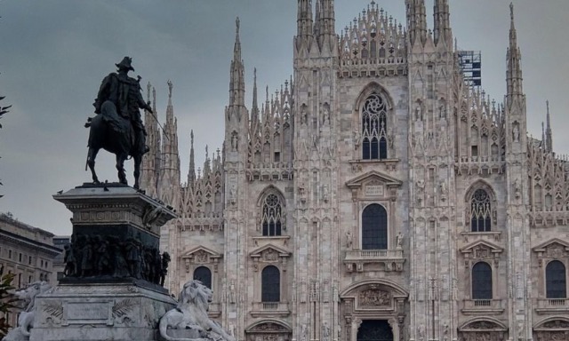 In piena notte si arrampica sulla statua di Vittorio Emanuele in piazza Duomo per disarcionare il re dal cavallo