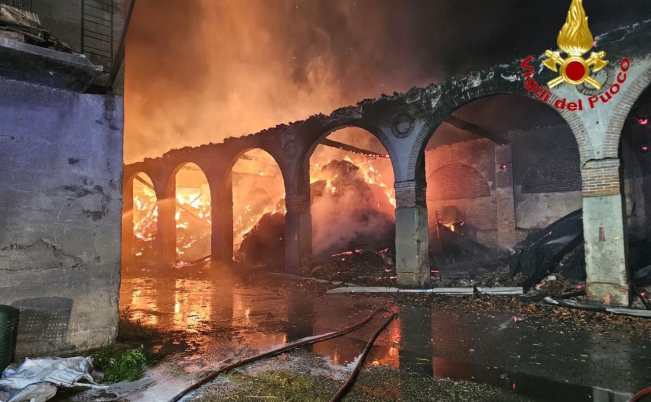 Maltempo e incendio nel Sud Milano, in fiamme parte di Cascina Rancate. Il rogo distrugge 1.500 metri quadrati