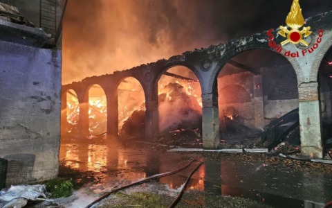 Maltempo e incendio nel Sud Milano, in fiamme parte di Cascina Rancate. Il rogo distrugge 1.500 metri quadrati