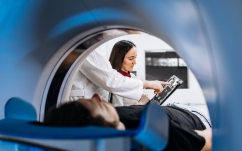 Liste d’attesa nella sanità, segnali positivi in Lombardia: ma resta l’allarme su equità e accesso