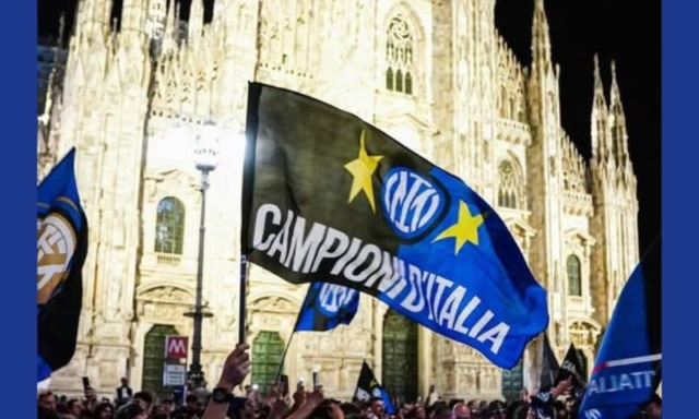 Milano si colora di nerazzurro: Migliaia in piazza Duomo tra cori, bandiere e fuochi d’artificio: “I campioni d’Italia siamo noi”