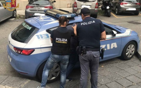 Borseggiatori tra i tavolini dei dehors di piazza Cordusio: gli agenti arrestano fratello e sorella