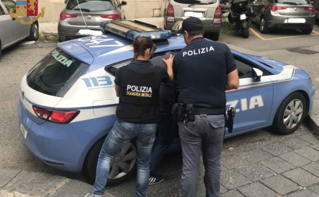 Borseggiatori tra i tavolini dei dehors di piazza Cordusio: gli agenti arrestano fratello e sorella