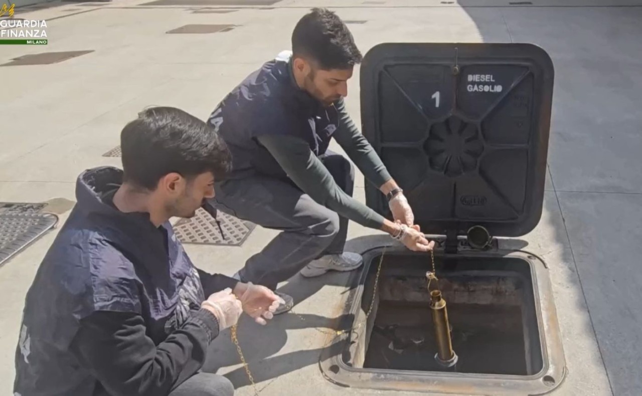 Maxi sequestro di 20mila litri di gasolio alterato nel Milanese: denunciato gestore di una stazione di rifornimento