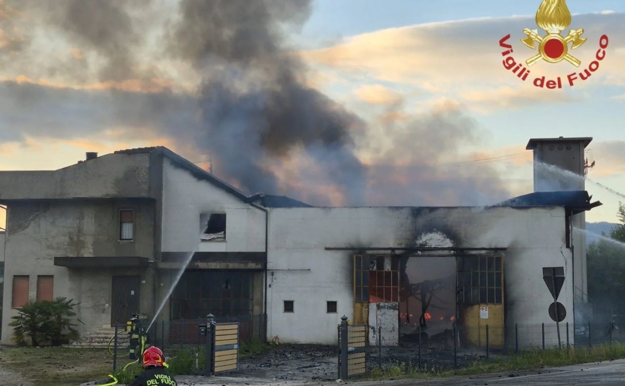 Forte boato nella notte all’ex Mamoli nel sud Milano: fiamme nell’area in stato di abbandono