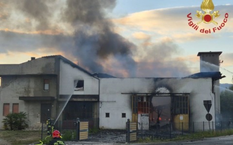 Forte boato nella notte all’ex Mamoli nel sud Milano: fiamme nell’area in stato di abbandono