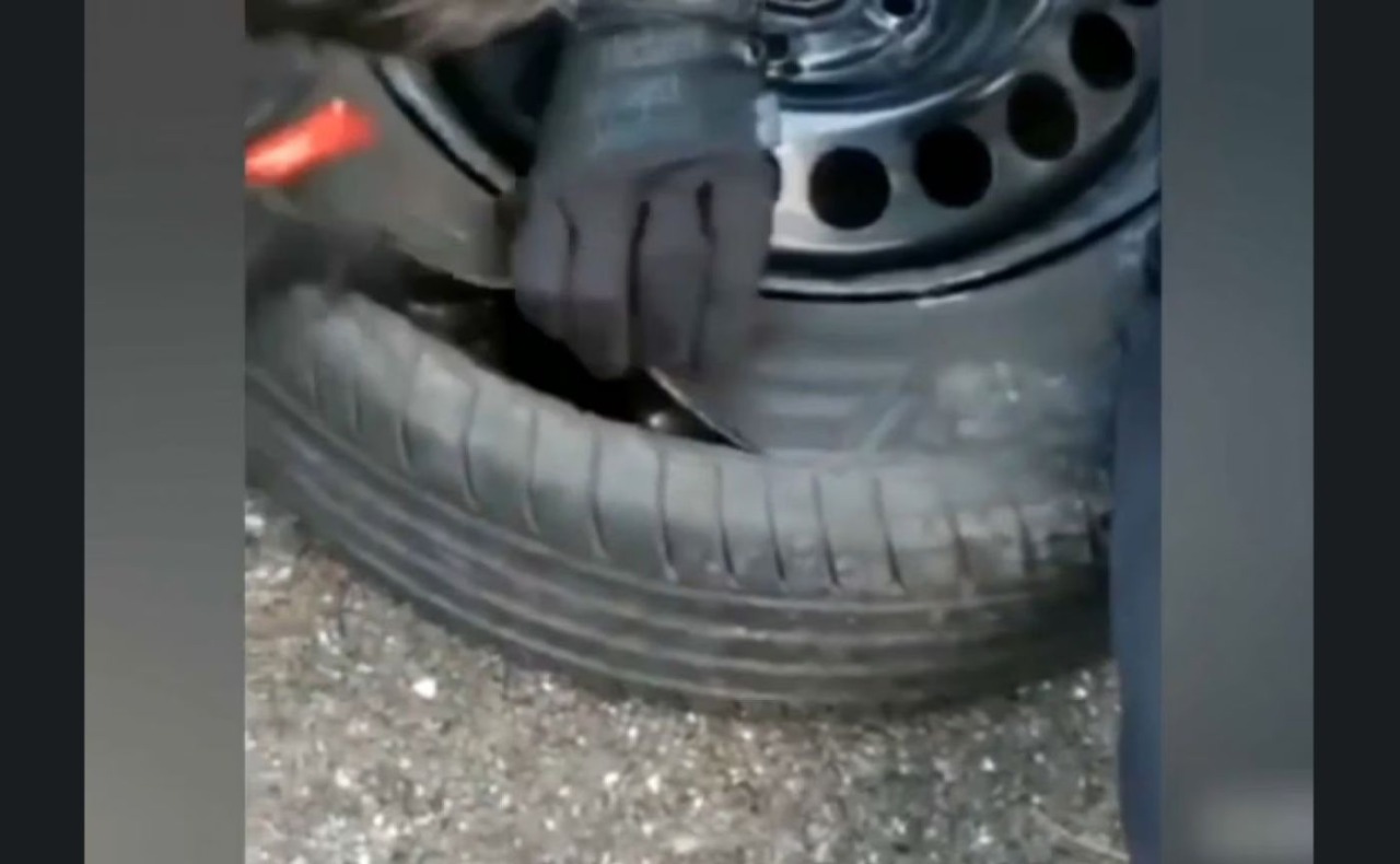 Spaccio in via Padova, arrestato 30enne: cocaina nascosta in uno pneumatico