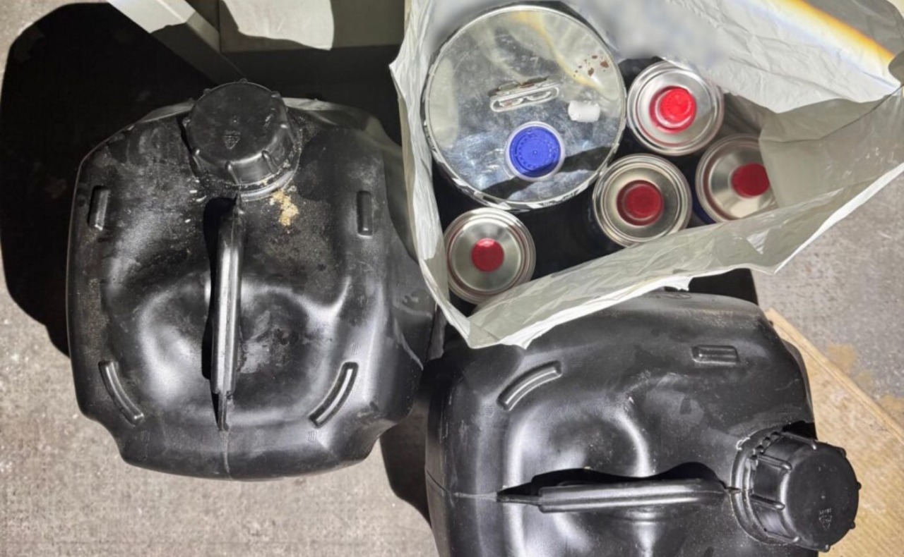 Laboratorio per solidificare la cocaina in casa: arrestato 56enne in zona Barona