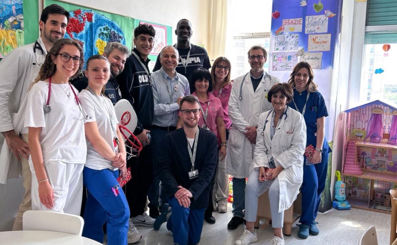 I giocatori dell’Olimpia Milano visitano gli ospedali San Paolo e San Carlo: sorrisi, abbracci e sogni a canestro