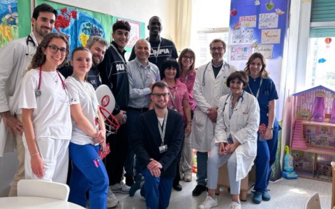 I giocatori dell’Olimpia Milano visitano gli ospedali San Paolo e San Carlo: sorrisi, abbracci e sogni a canestro