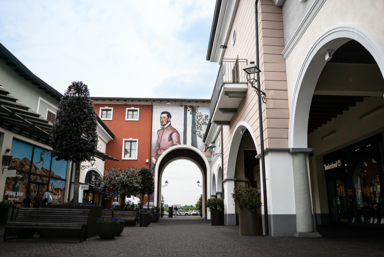 Al Franciacorta Designer Village Murales monumentali reinventano lo shopping