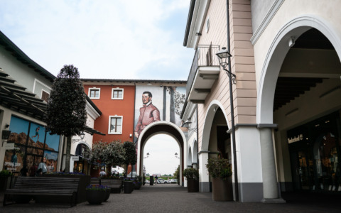 Al Franciacorta Designer Village Murales monumentali reinventano lo shopping
