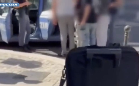 Prendono di mira due turisti seduti al tavolino del bar per rubargli i bagagli: pedinati e arrestati i due ladri
