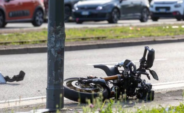 Tragico impatto tra una moto e un’auto alla svolta di piazza Carbonari: muore un giovane centauro di 27 anni