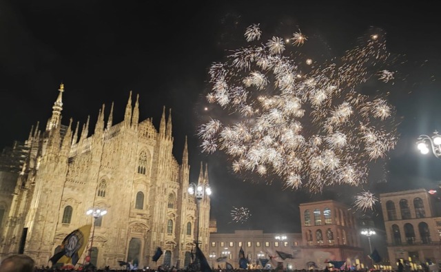 Milano si colora di nerazzurro: Migliaia in piazza Duomo tra cori, bandiere e fuochi d’artificio: “I campioni d’Italia siamo noi”
