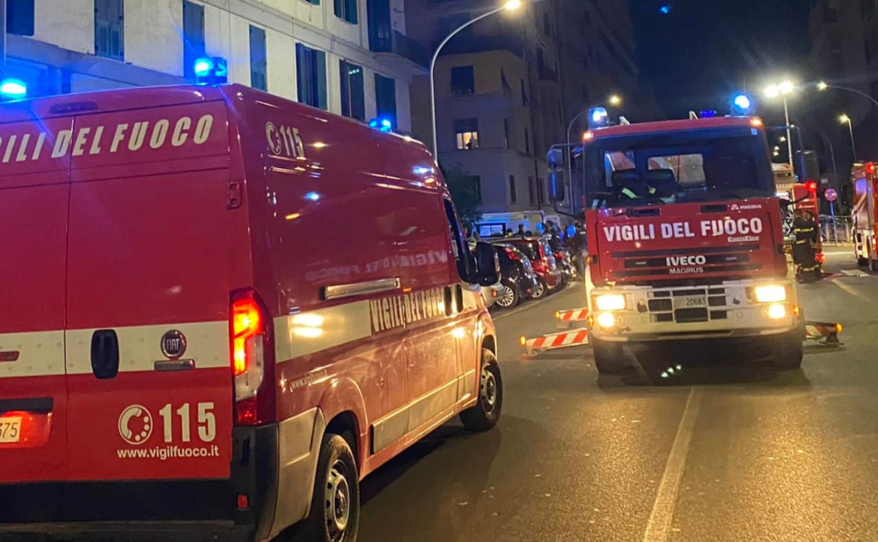 Incendio in un ascensore di un condominio di via Inganni: 18 persone intossicate