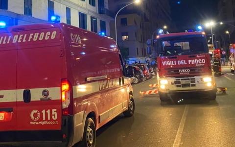 Incendio in un ascensore di un condominio di via Inganni: 18 persone intossicate