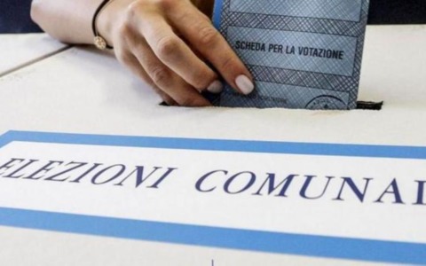 Elezioni Comunali 2026, le urne sono aperte fino alle 15 di oggi: l’affluenza alle 23 di domenica nei comuni della città metropolitana