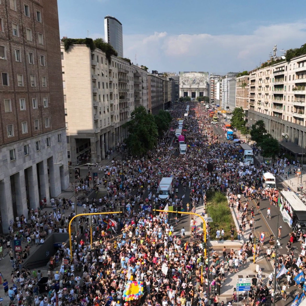 Scippo al Milano Pride: deruba un manifestante e tenta la fuga, arrestato dopo una colluttazione