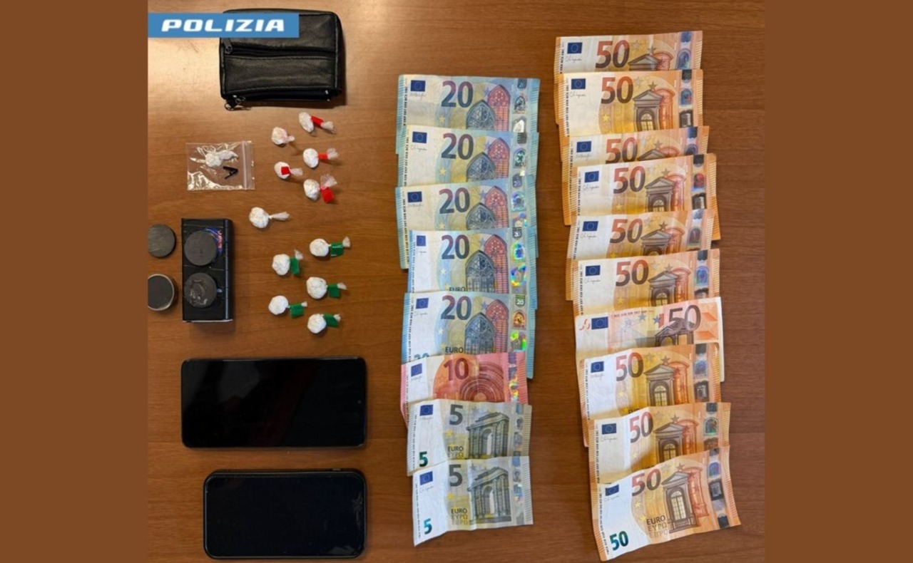 Droga tra Milano e Rozzano, tre arresti: sequestrati marijuana, cocaina e oltre 1.800 euro in contanti