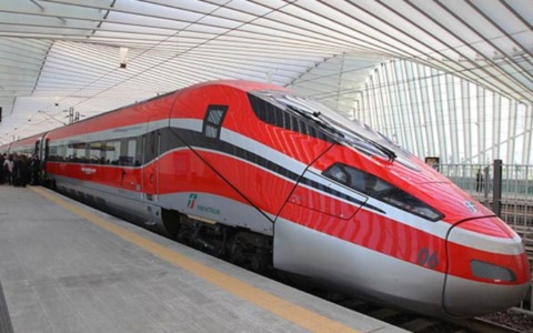 Scaraventata a terra e presa a pugni: aggredita una capotreno sul Frecciarossa fermo a Lambrate