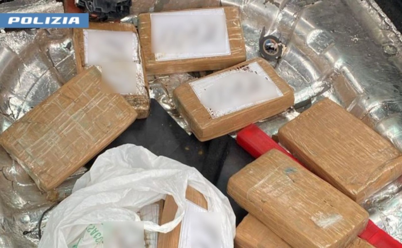 Nascondeva un quintale di droga tra abitazione e furgone: arrestato 42enne incensurato
