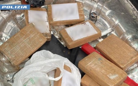 Nascondeva un quintale di droga tra abitazione e furgone: arrestato 42enne incensurato