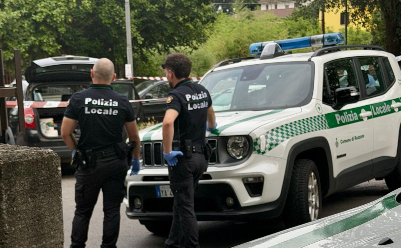 Uomo trovato senza vita in un’auto parcheggiata: aveva 45 anni. I Carabinieri ricostruiscono le ultime ore