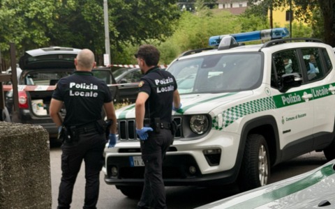 Uomo trovato senza vita in un’auto parcheggiata: aveva 45 anni. I Carabinieri ricostruiscono le ultime ore