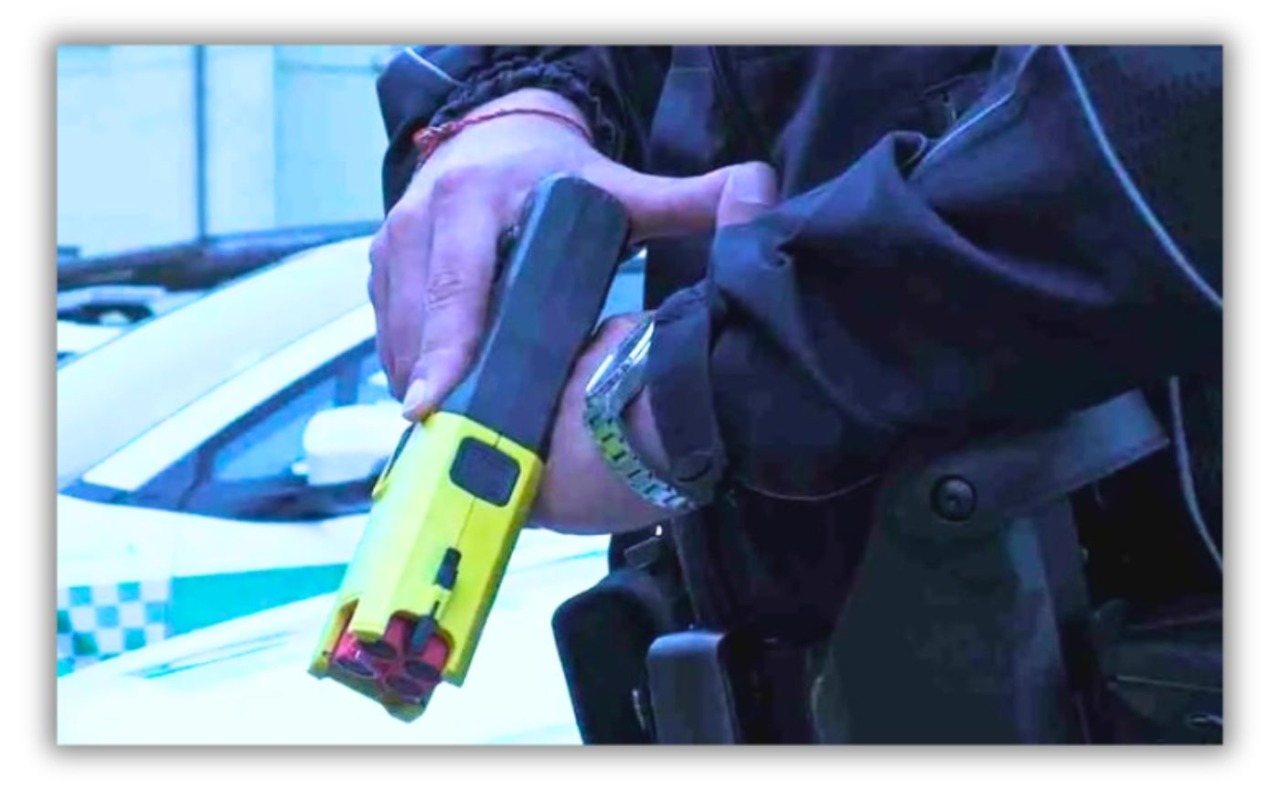 Taser ai vigili di Milano, il Pd apre ma pone condizioni: “Verifica dopo un anno”