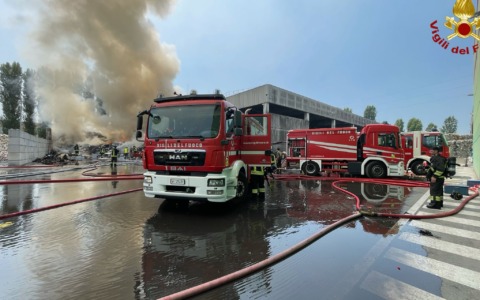 Incendio all’impianto Amsa di Muggiano, alta colonna di fumo tra Settimo Milanese e Baggio
