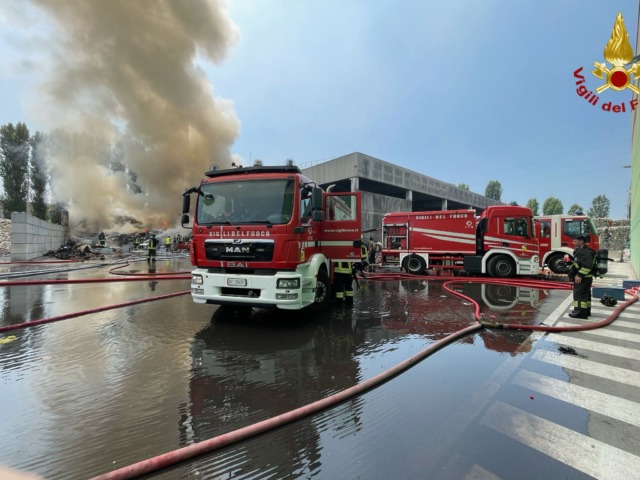 Incendio all’impianto Amsa di Muggiano, alta colonna di fumo tra Settimo Milanese e Baggio