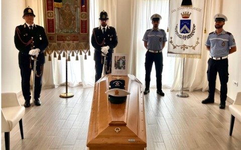 Aperta a San Donato Milanese la camera ardente per l’ultimo saluto all’agente di polizia locale Francesco Imprezzabile