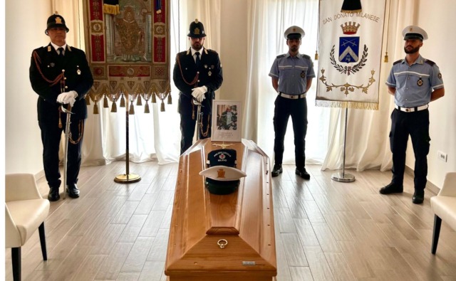 Aperta a San Donato Milanese la camera ardente per l’ultimo saluto all’agente di polizia locale Francesco Imprezzabile