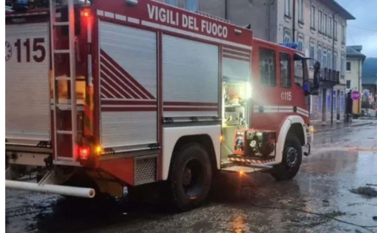 Maltempo del 2 giugno, controsoffitti crollati e aule allagate all’istituto Bachelet: oggi scuola chiusa