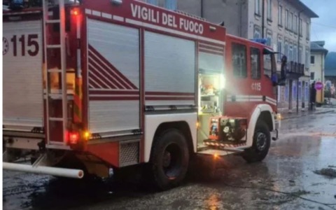 Maltempo del 2 giugno, controsoffitti crollati e aule allagate all’istituto Bachelet: oggi scuola chiusa