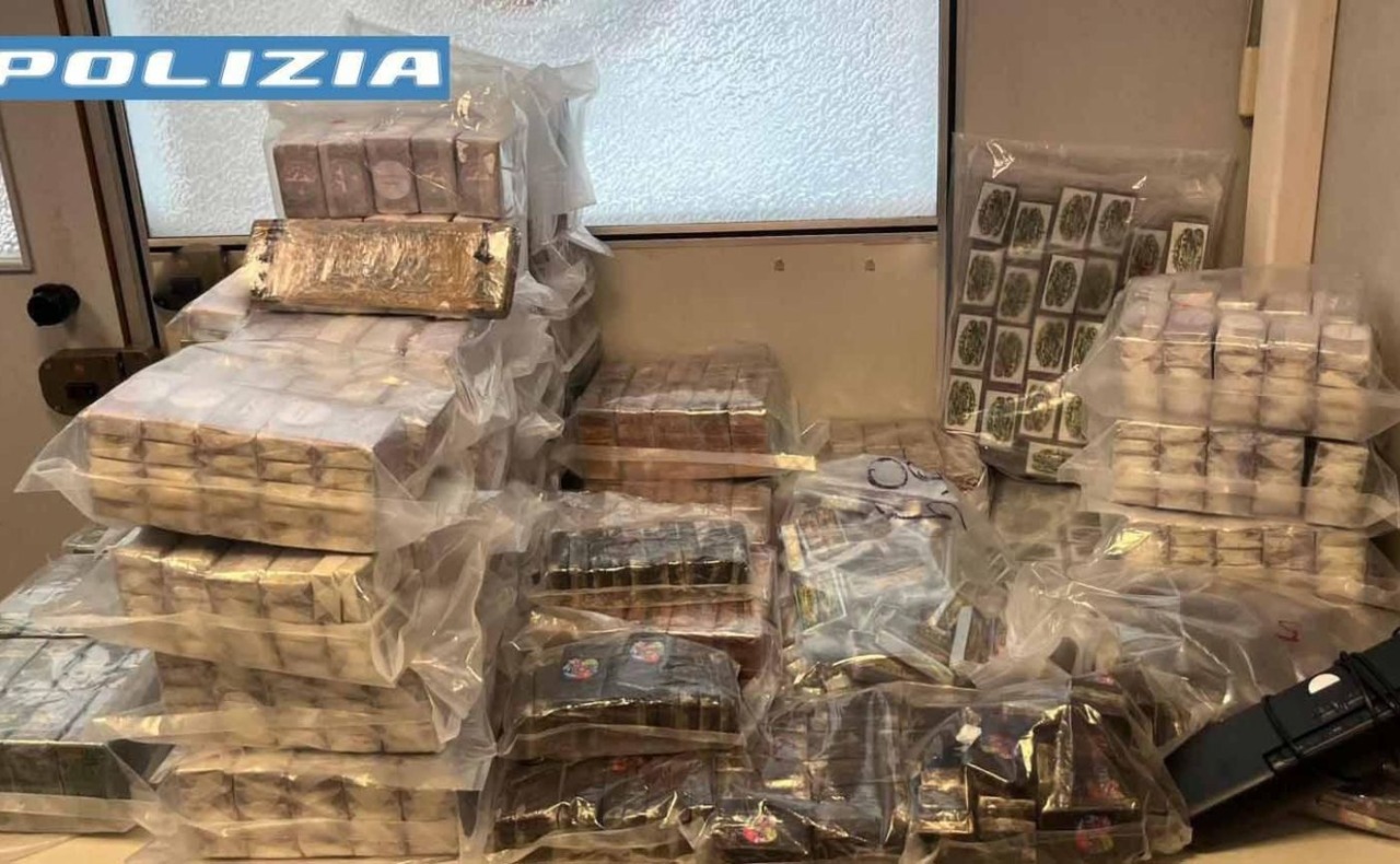La Squadra mobile scopre un deposito della droga nell’hinterland milanese: sequestrati 190 kg di hashish, due arresti