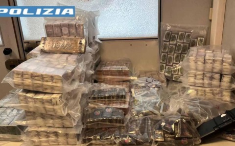 La Squadra mobile scopre un deposito della droga nell’hinterland milanese: sequestrati 190 kg di hashish, due arresti