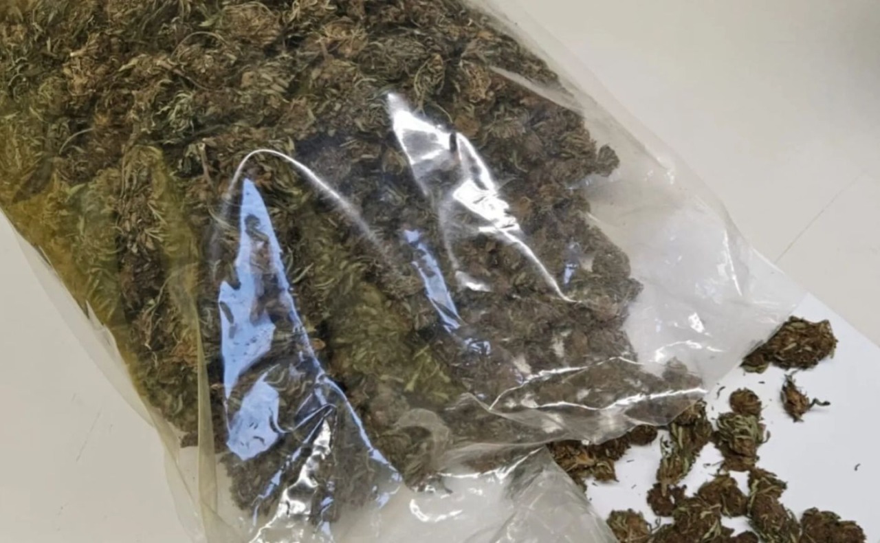 Finge di aspettare il bus ma nel sacchetto ha mezzo chilo di hashish: arrestato 29enne in via De Marchi