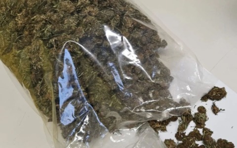 Finge di aspettare il bus ma nel sacchetto ha mezzo chilo di hashish: arrestato 29enne in via De Marchi