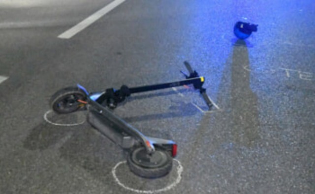Scontro mortale tra monopattino e auto nella notte in Bicocca: passeggero 18enne perde la vita