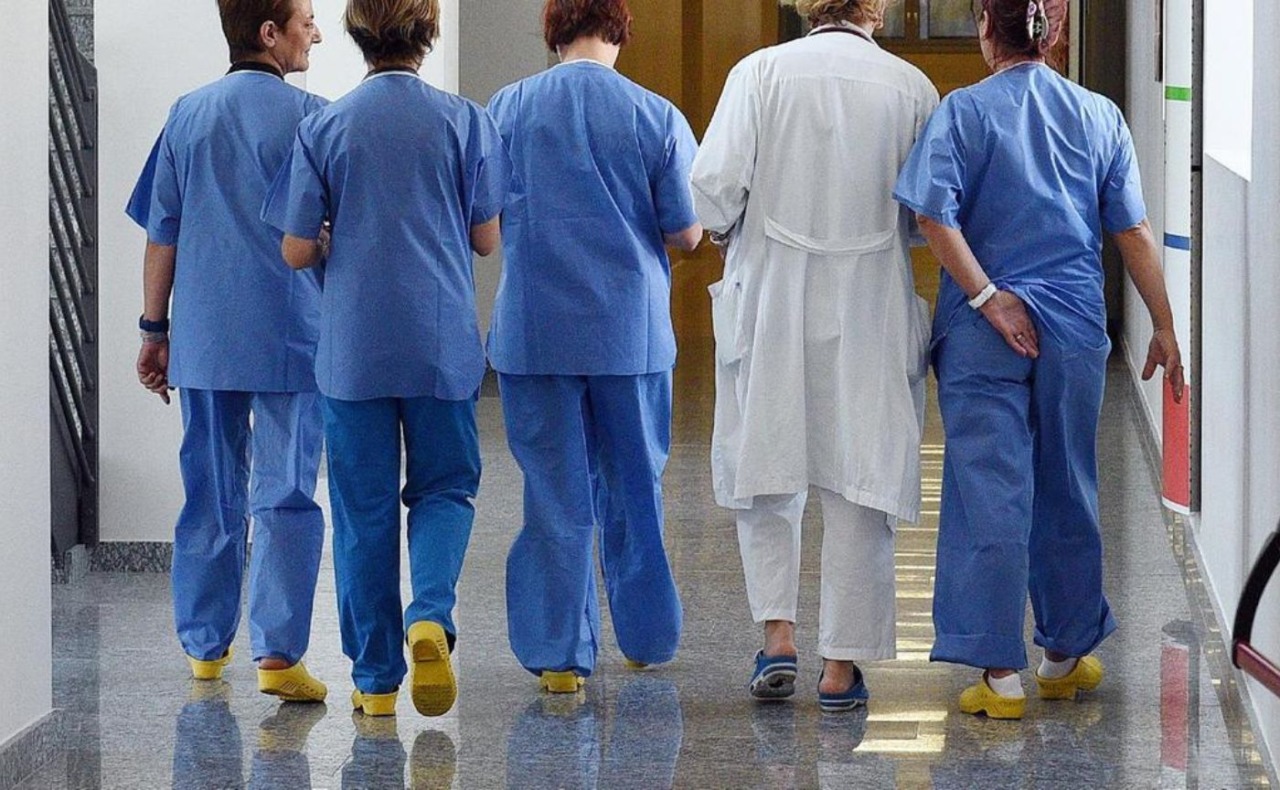 In Lombardia mancano fino a 3mila infermieri, Bertolaso: “Stipendi troppo bassi, nessuno se n’è occupato per 15 anni”