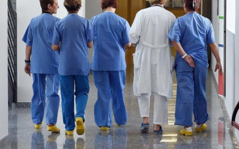 In Lombardia mancano fino a 3mila infermieri, Bertolaso: “Stipendi troppo bassi, nessuno se n’è occupato per 15 anni”