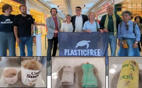 Inaugurato nel mercato di via Rombon il “Museo della Plastica”: i reperti degli anni ’50 testimoniano un inquinamento che dura decenni